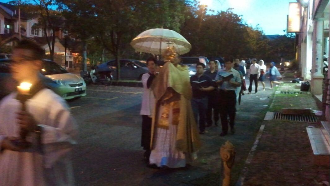 Eucharistic procession by members of the Sacred Heart of Jesus chapel